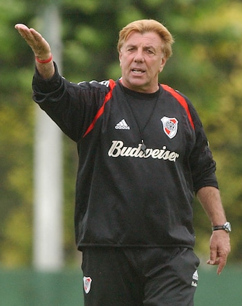 Mostaza Merlo é o único treinador estreante no River a vencer os primeiros quatro jogos (Télam)