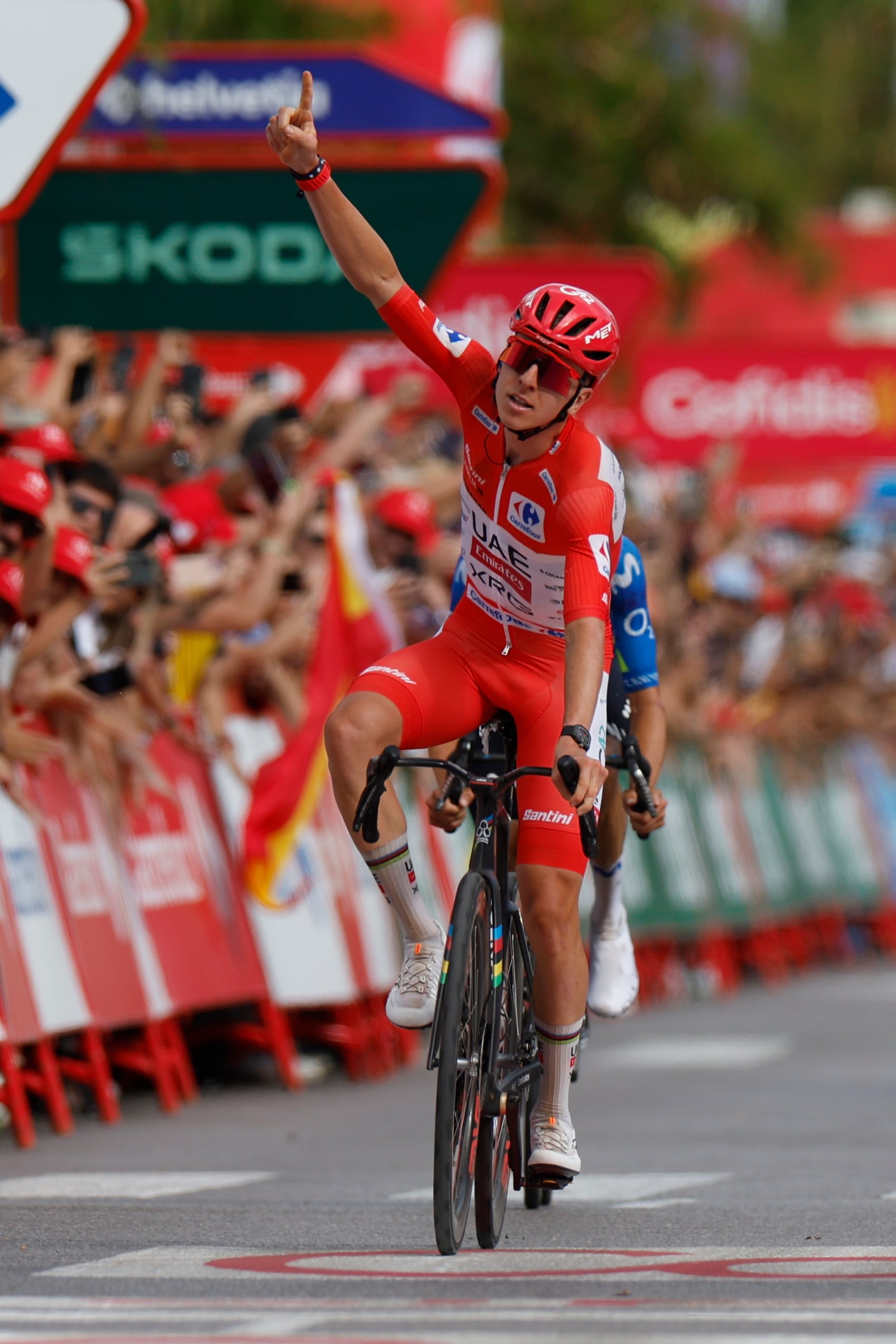 El ciclista esloveno del UAE Emirates Tadej Pogacar celebra su victoria en la sexta etapa de La Vuelta a España, de 177.5 km y que discurre este jueves entre las localidades de Alcossebre y Castellón. EFE/ Javier Lizón