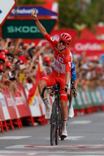 El ciclista esloveno del UAE Emirates Tadej Pogacar celebra su victoria en la sexta etapa de La Vuelta a España, de 177.5 km y que discurre este jueves entre las localidades de Alcossebre y Castellón. EFE/ Javier Lizón
