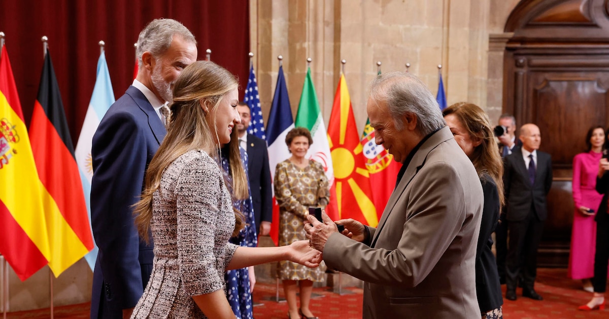 Felipe VI da un paso atrás a favor de Leonor y la reina Letizia se salta el protocolo y le da dos besos a Serrat en los Premios Princesa de Asturias 2024 -