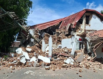 Autoridades del gobierno panameño y del Sinaproc despliegan operativos de asistencia inmediata tras el fuerte terremoto en Azuero.
