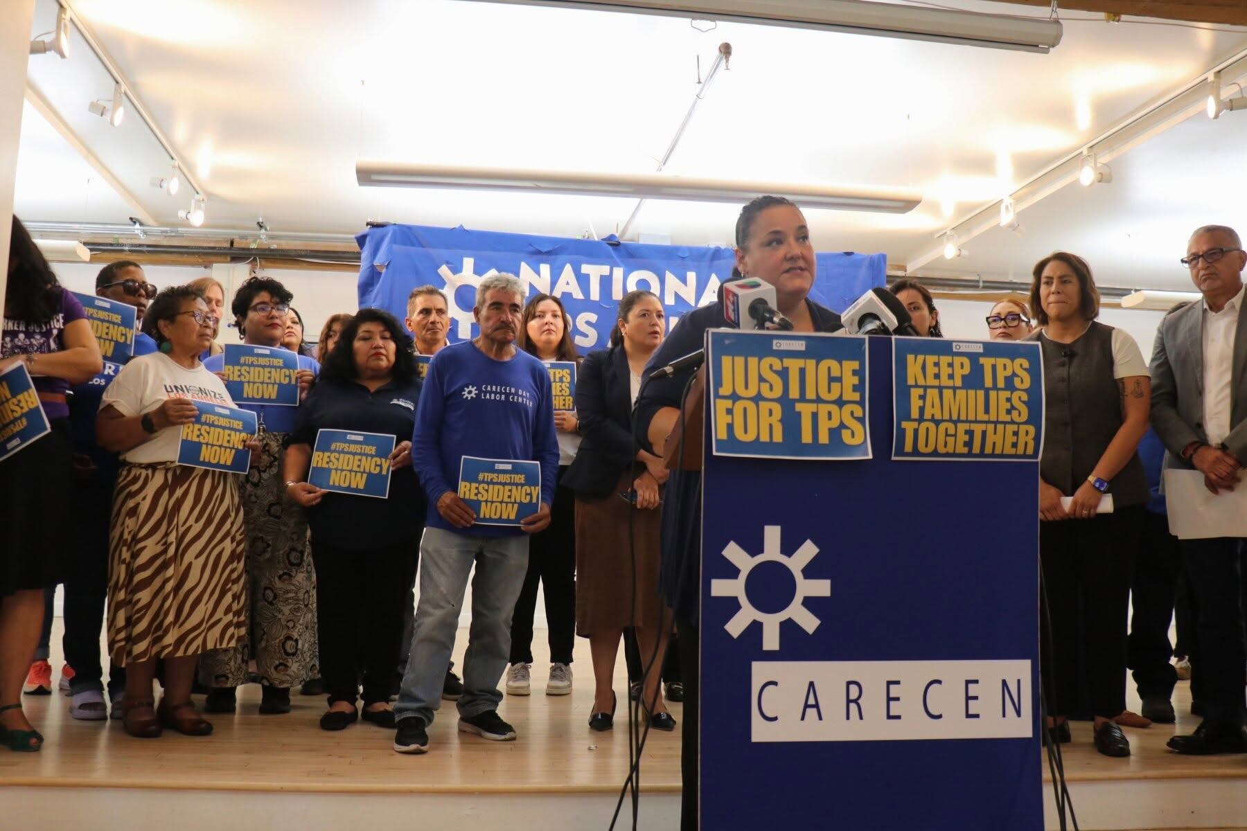 La directora de CARECEN, Martha Arévalo, afirmó que la respuesta del DHS mantiene a las familias salvadoreñas en un limbo y reclamó una decisión inmediata y transparente.(Cortesía: Central American Resource Center)