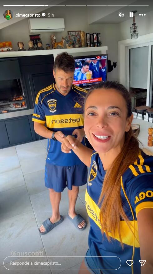 Ximena Capristo y Gustavo Conti alentaron desde su parrilla familiar junto a su hijo Félix, todos con la camiseta puesta