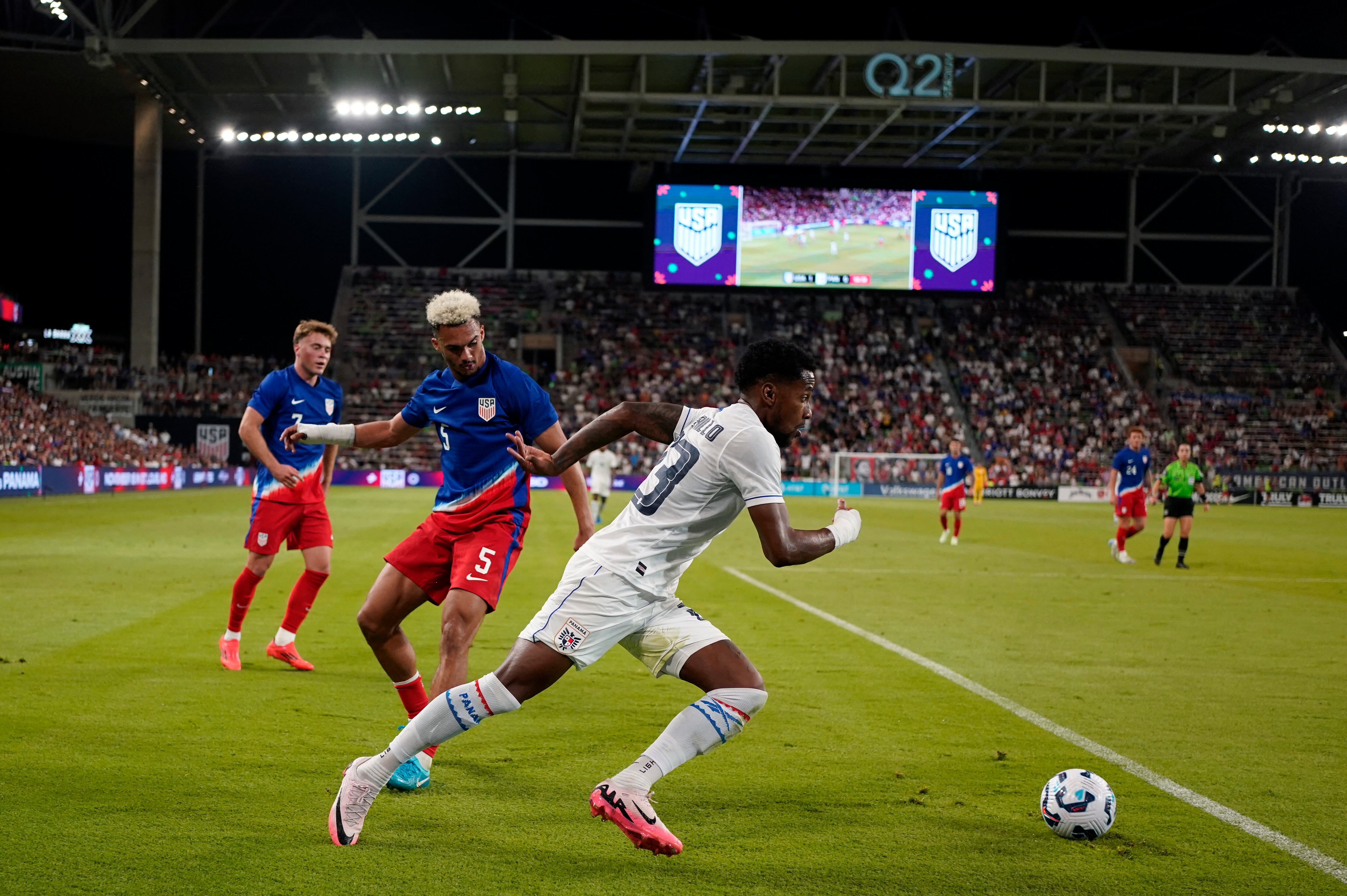 El defensa panameño busca ganar titularidad y ejercer liderazgo en el conjunto de Estambul rumbo al Mundial 2026. (Foto: Scott Wachter-Imagn Images)