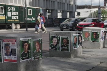 Afiches con fotos de personas desaparecidas que visten las camisetas de la selección de México, el martes 16 de junio de 2026, en Guadalajara, México. (AP Foto/Martín Silva)