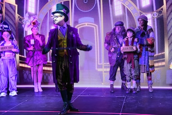 Willy Wonka invadió calle Corrientes: el adelanto de Charlie y la fábrica de chocolate a pura magia y canto