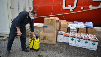 Tripulantes del Rompehielos sanitizan cada