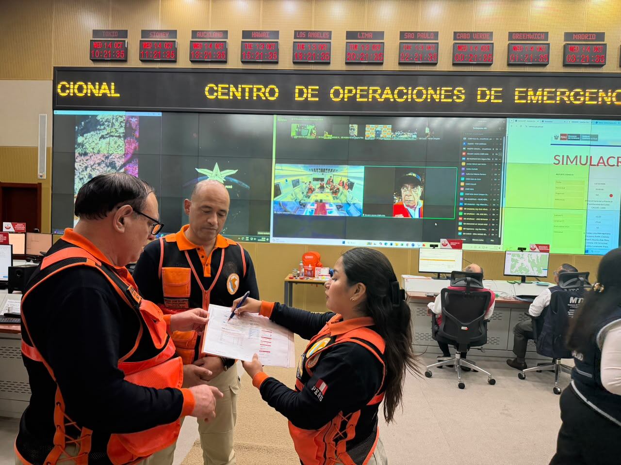 Personal del Instituto Nacional de Defensa Civil coordina acciones en el Centro de Operaciones de Emergencia Nacional durante el III Simulacro Nacional. (COEN - Indeci)
