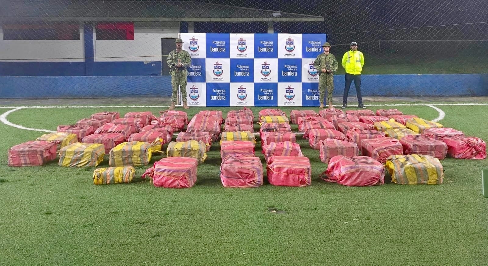 Armada de Colombia desmanteló un centro de acopio del Clan del Golfo en Chocó con más de 1,6 toneladas de cocaína