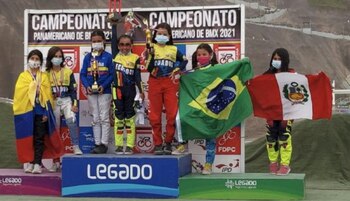 Antonella Puyo levanta el trofeo