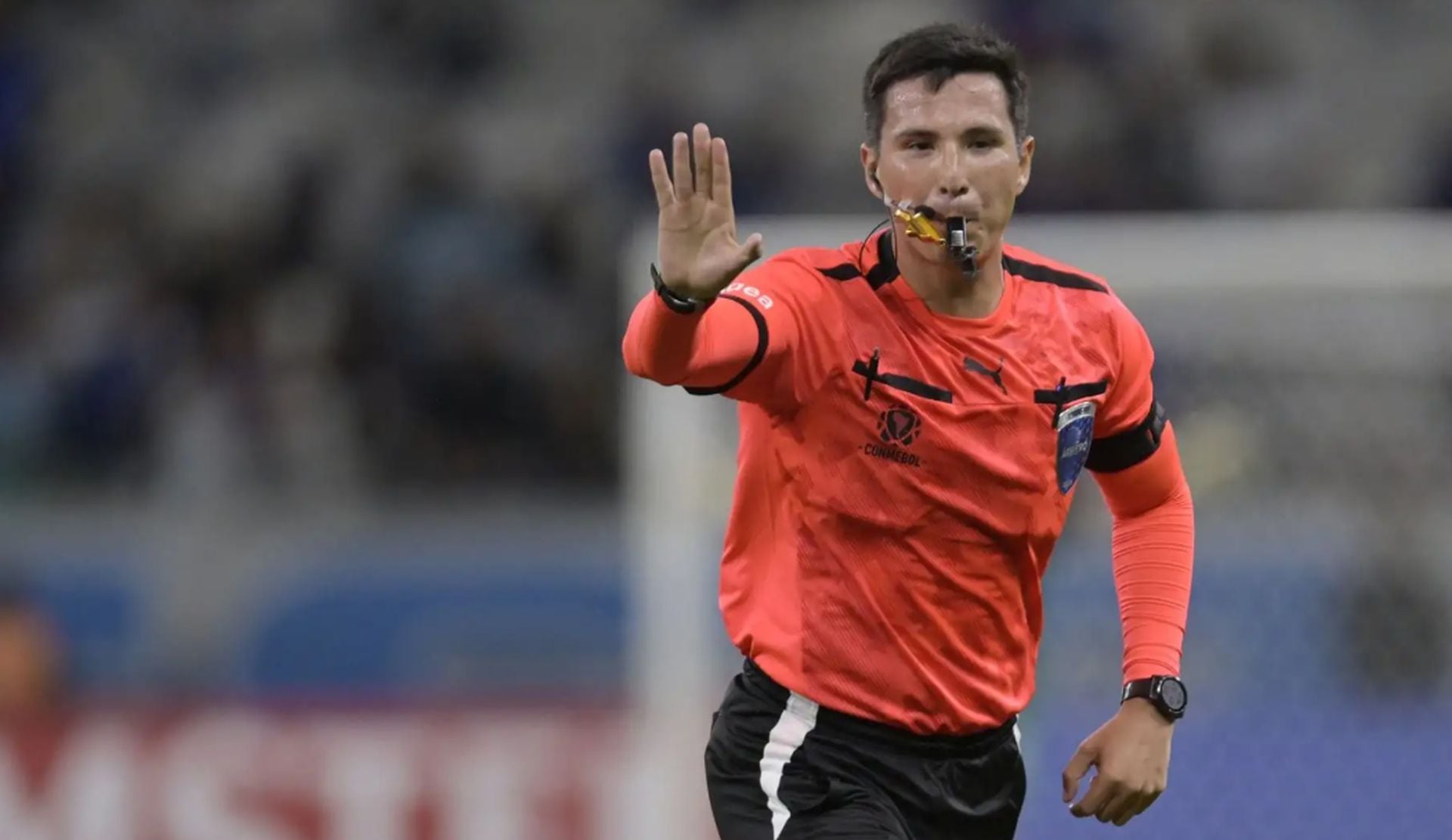 Winston Reátegui respaldó la elección de Kevin Ortega para dirigir el choque entre Sporting Cristal y Alianza Lima. El exjefe del arbitraje nacional destacó su trayectoria internacional y afirmó que está capacitado para afrontar un encuentro complicado. (AFP)