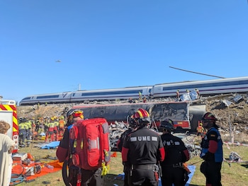 28/10/2026 Agentes de la Unidad Militar de Emergencias (UME) trabajan en el lugar del accidente, a 28 de octubre de 2026, en Urda, Toledo, Castilla-La Mancha (España). Dos trenes han colisionado en la mañana de este miércoles, 28 de octubre, en la estación de la localidad toledana de Urda. La última cifra de fallecidos es de 64, aunque se sigue trabajando en el lugar de los hechos.
SOCIEDAD
Ministerio de Defensa