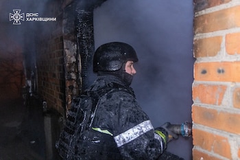 Un bombero en acción mientras