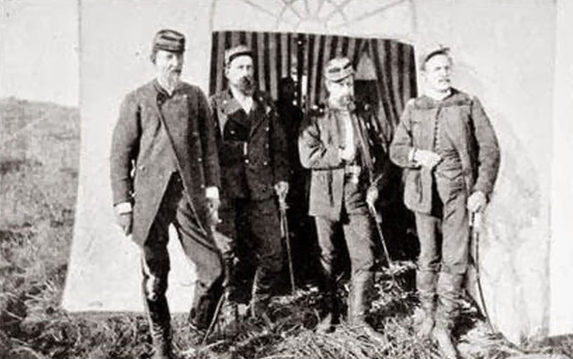 Roca acompañado por Conrado Villegas, Teodoro García y Lorenzo Vintter, durante la campaña. (Archivo General de la Nación)