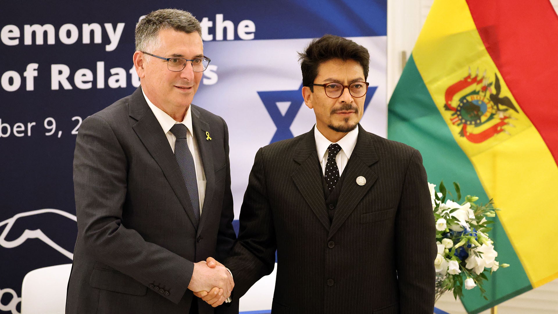 Los ministros de Exteriores de Bolivia, Fernando Aramayo (d), y de Israel, Gideon Sa'ar, se saludan durante la firma de un acuerdo en la residencia del embajador israelí en Washington (EE.UU.). EFE/ Octavio Guzmán