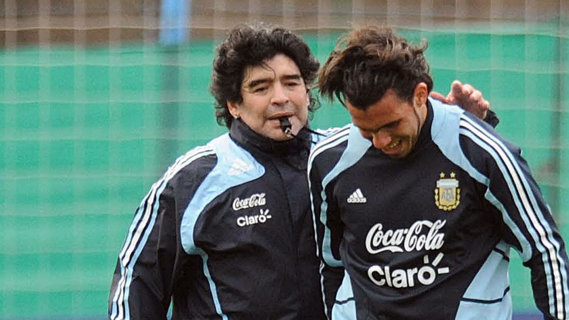 Carlos Tevez y Diego Maradona compartieron vestuario en la selección argentina, con Pelusa como entrenador (Télam)