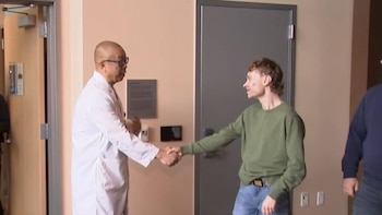 Tras 18 años, un adolescente se reencontró con el cirujano que le salvó la vida cuando era un feto