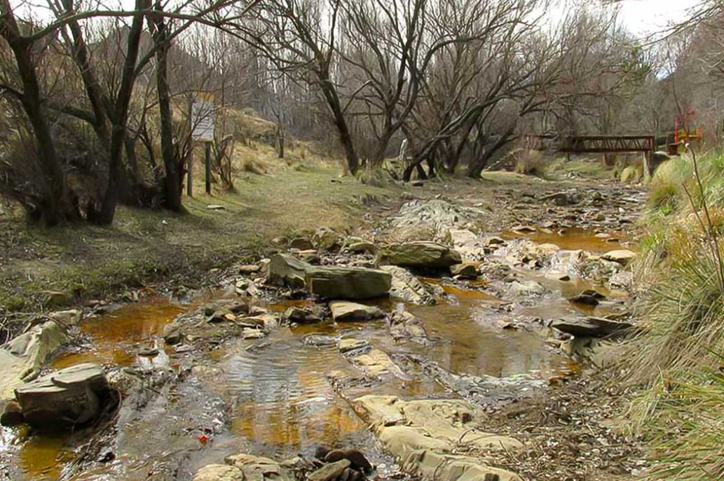 El oro que se entrega como premio fue extraído de los arroyos del lugar por pirquineros locales, la misma actividad artesanal que marcó la historia del pueblo desde el siglo XVIII