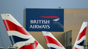 FOTO DE ARCHIVO. Logos de British Airways en las aletas de la cola en el aeropuerto de Heathrow en el oeste de Londres, Reino Unido. 23 de febrero de 2018. REUTERS/Hannah McKay
