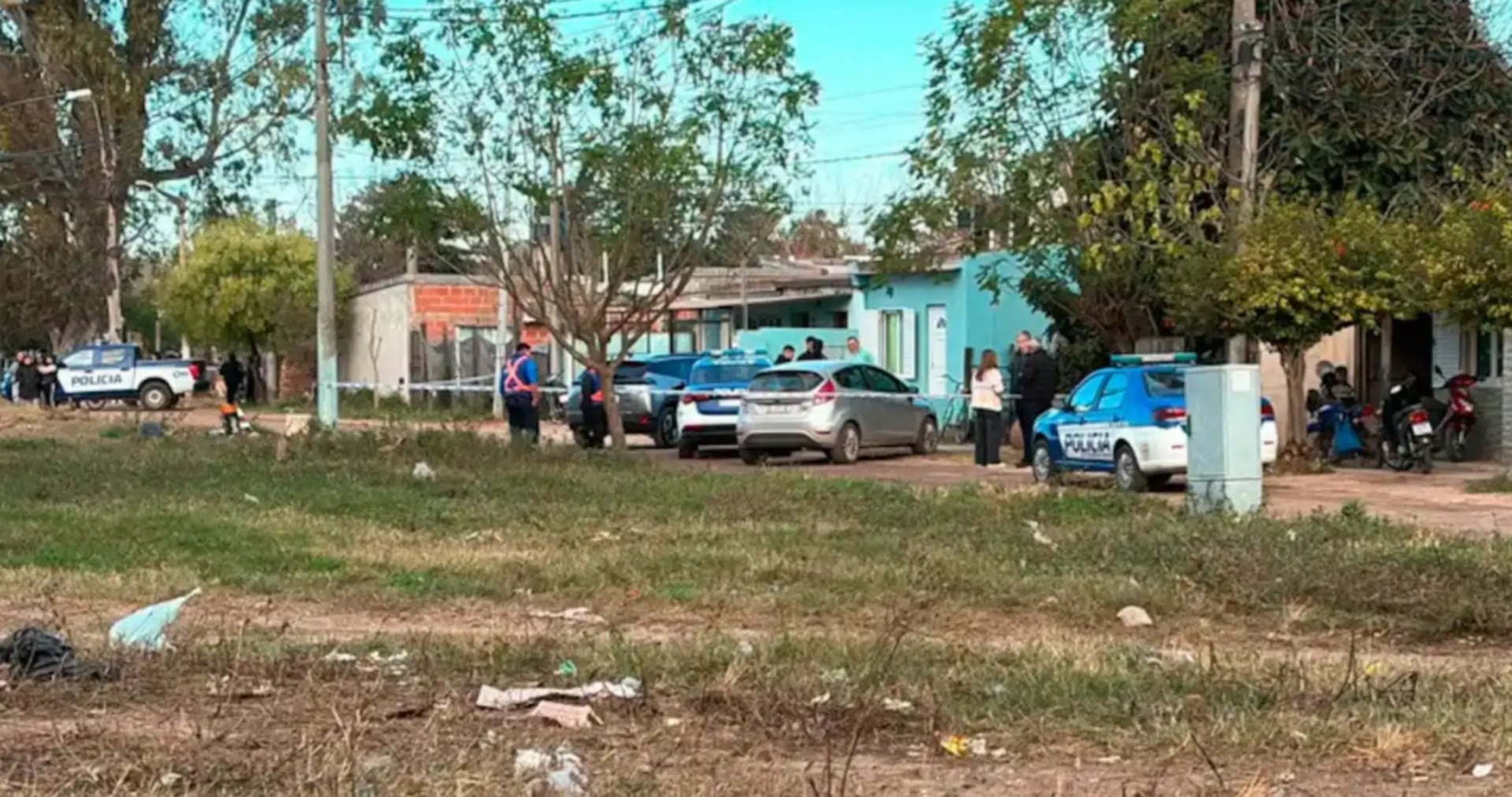 Agentes policiales y personal de seguridad se despliegan en una calle residencial de Morteros, Córdoba, en el marco de la investigación de un femicidio y suicidio (El Tiempo de Morteros)