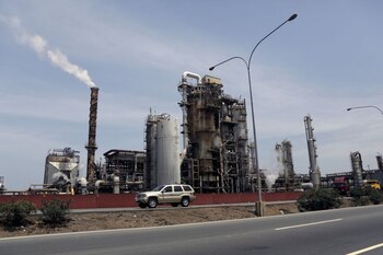 FOTO DE ARCHIVO-Un vehículo transita cerca de la refinería El Palito de la estatal PDVSA, en Puerto Cabello, en el estado Carabobo, Marzo 2, 2016. REUTERS/Marco Bello