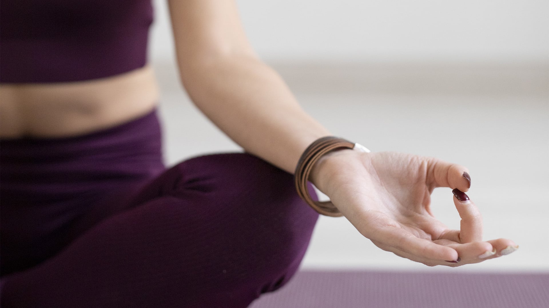 Una persona practica yoga en una imagen de recurso. (Freepik)
