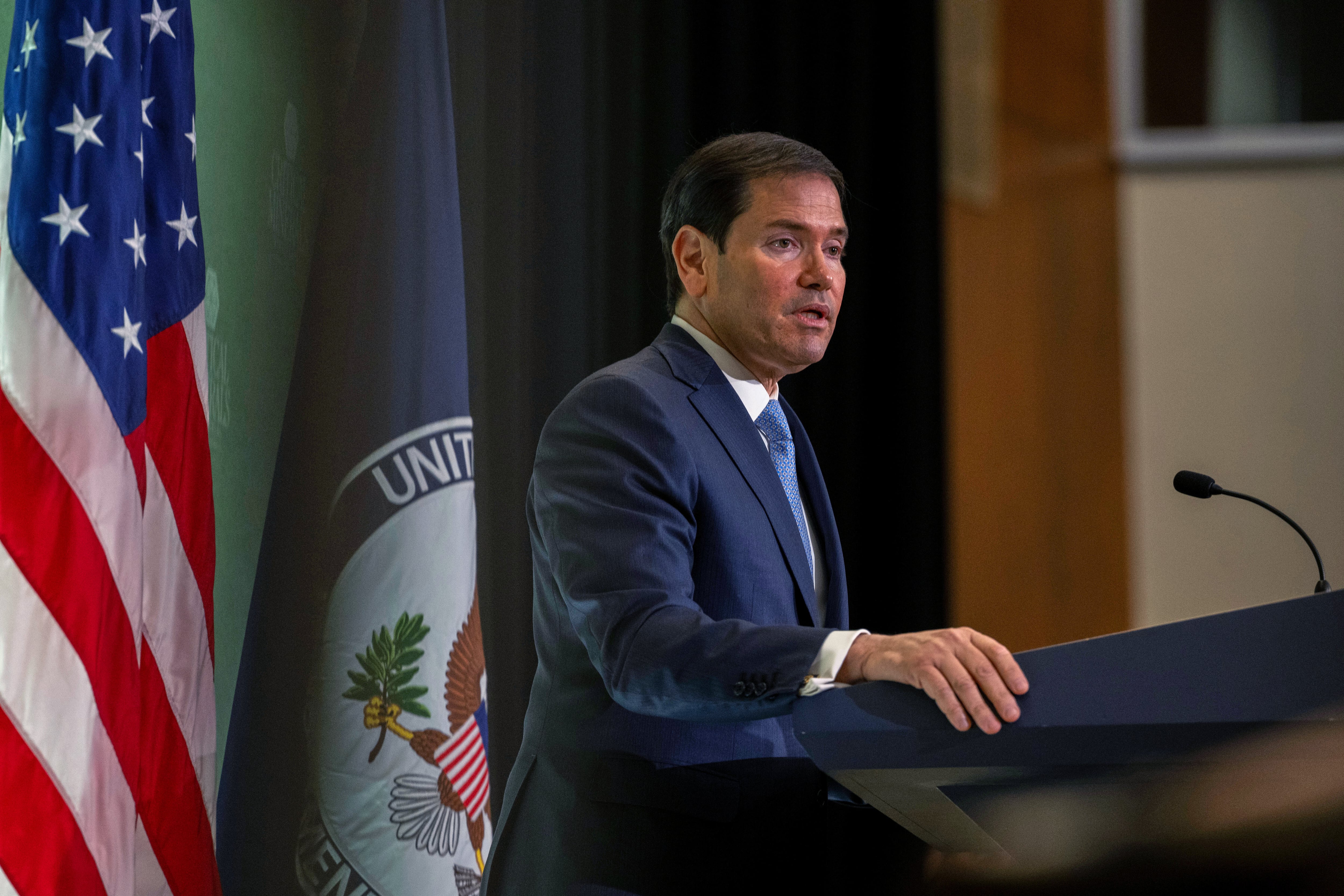 El secretario de Estado estadounidense Marco Rubio habla en una conferencia de prensa durante la reunión ministerial de Minerales Críticos en el Departamento de Estado, el miércoles 4 de febrero de 2026 en Washington. (Foto AP/Kevin Wolf)