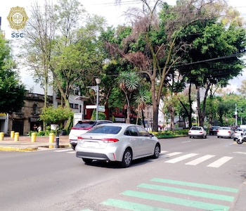 El cruce de Álvaro Obregón con los semáforos que conectan Cuauhtémoc e Insurgentes presenta una carga vehicular ligera (X@OVIALCDMX)