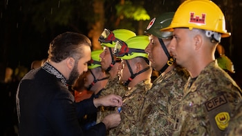 El presidente Bukele condecoró a 452 rescatistas salvadoreños que participaron en la misión en Venezuela