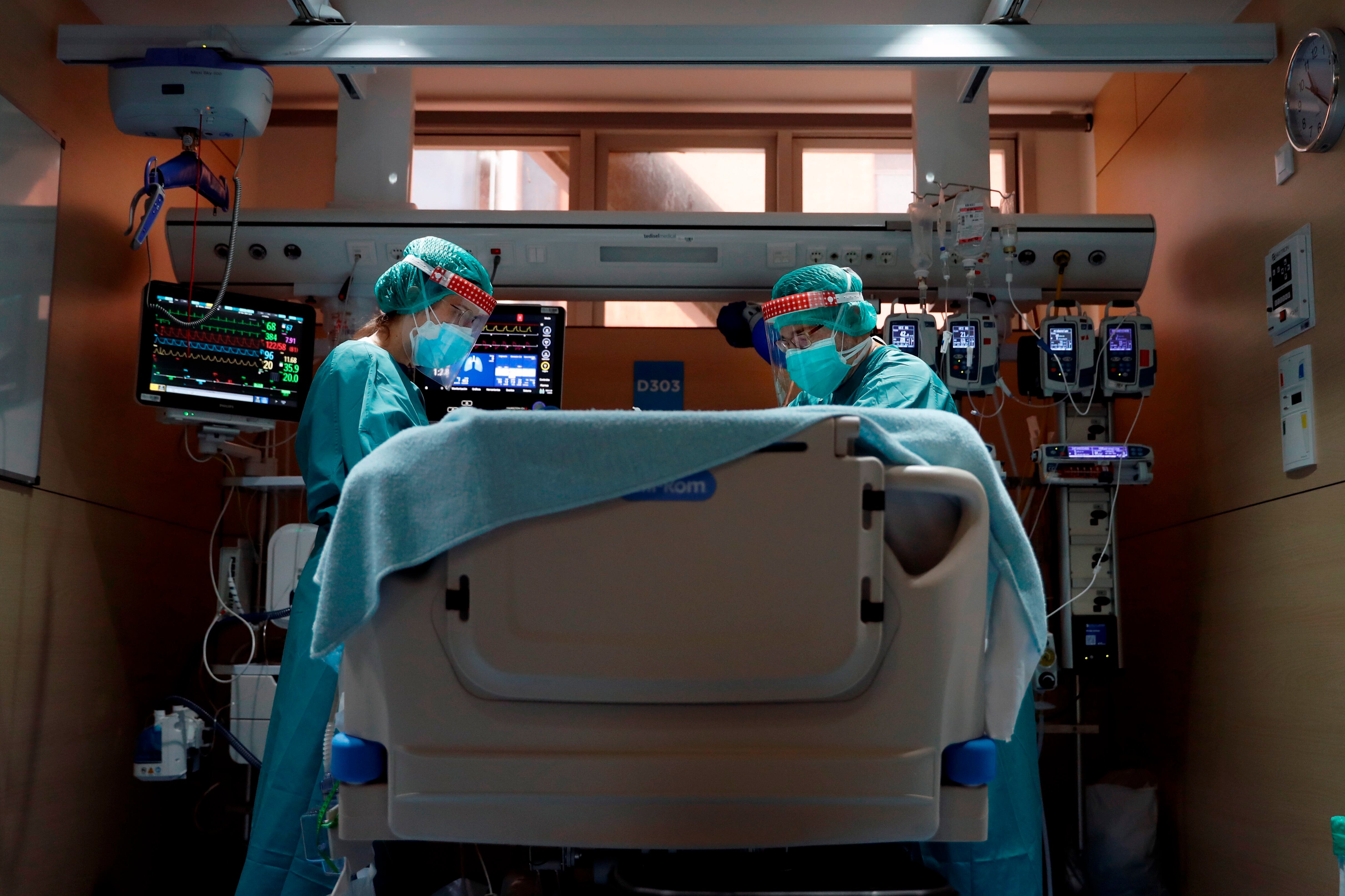 La iniciativa legislativa excluye la eutanasia activa y deja fuera el suicidio asistido, diferenciando claramente el concepto de muerte digna en su articulado. EFE/Alberto Estévez/Archivo