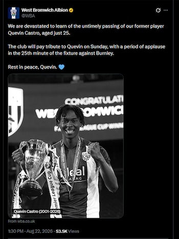 Publicación en redes sociales del West Bromwich Albion con una foto en blanco y negro del futbolista Quevin Castro sosteniendo un trofeo