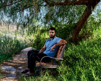 Janan Moein, de 19 años, afuera de su casa en El Cajón, California, el jueves 3 de septiembre de 2020. (John Francis Peters/The New York Times)