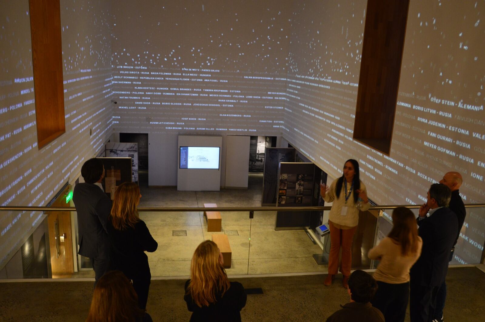 Magistrados y funcionarios judiciales recorrieron las salas del Museo del Holocausto de Buenos Aires antes del acto de firma, guiados por especialistas del museo
