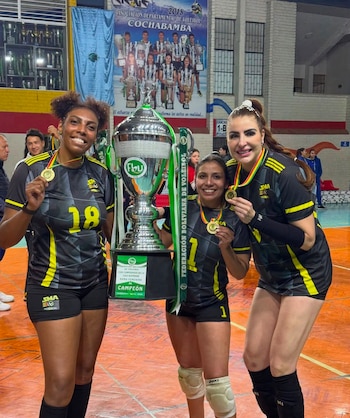 Fernanda Tomé junto a Linda Costa (número 18) luego de campeonar en la Liga de Bolivia.