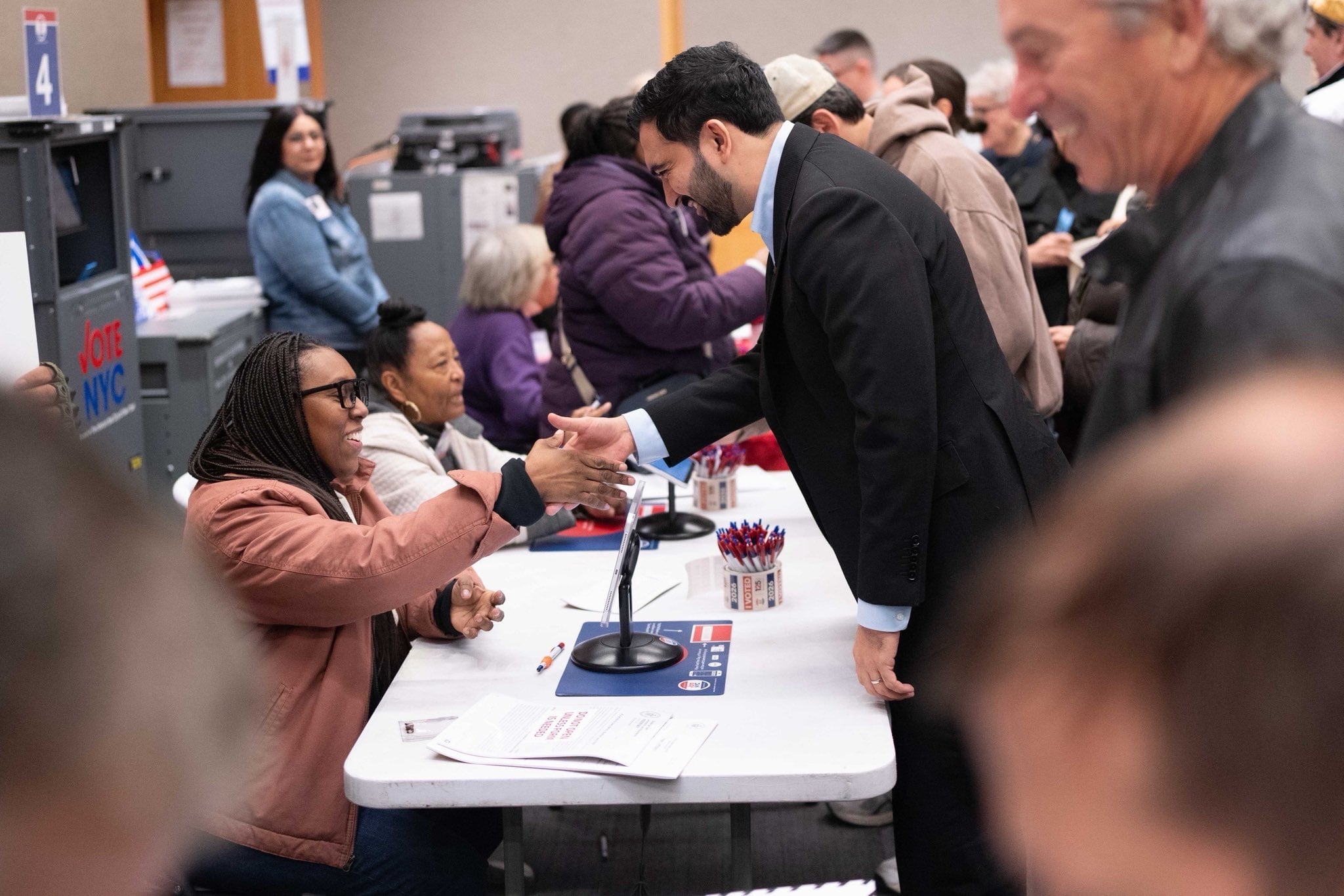 El alcalde Zohran Mamdani vota de manera anticipada para las elecciones de medio mandato en Nueva York