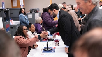El alcalde Zohran Mamdani vota de manera anticipada para las elecciones de medio mandato en Nueva York