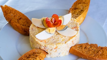 Los cocineros coinciden en el error más común al preparar una ensaladilla rusa: ten cuidado cuando mezcles el atún con la mayonesa