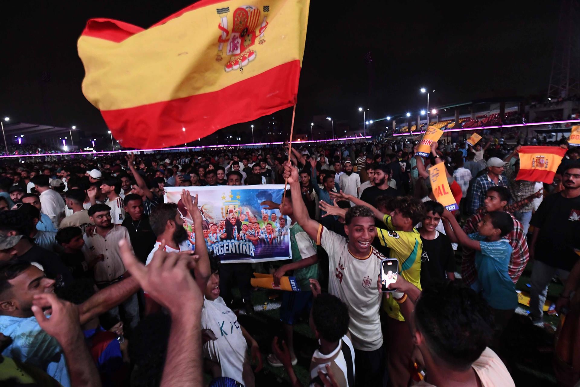 Aficionados españoles celebran en Honduras el título mundial tras vencer a Argentina