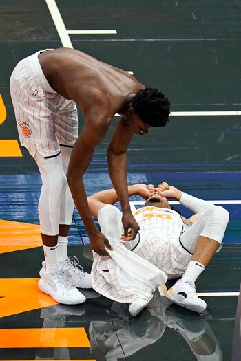 Su compañero se acercó y