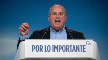 Feijóo llama a Moreno para felicitarle por su "victoria incontestable" y celebra el revés del "sanchismo"