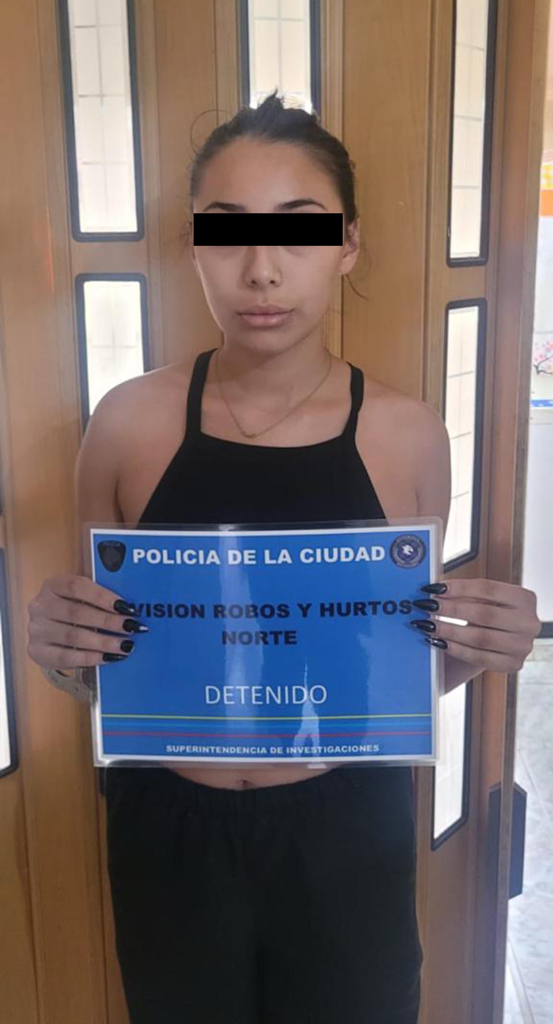Juliana J. tras ser detenida por la Policía de la Ciudad