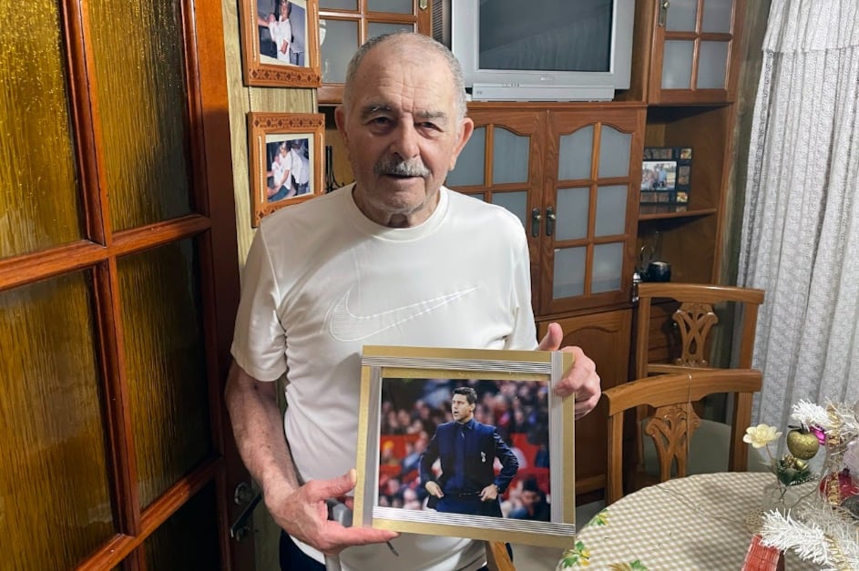 Héctor Pochettino, padre de Mauricio, muestra un retrato enmarcado de su hijo que cuelga en su casa en Murphy, Argentina (Teo Armus/The Washington Post)