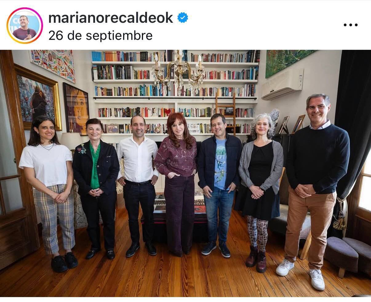 La foto con candidatos peronistas, en una de las publicaciones que remarcó la ex presidenta