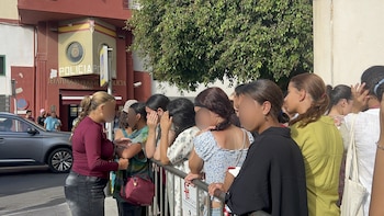 Varios menores esperan a las puertas de la Jefatura Superior de Policía de Ceuta para que les registren en Ceuta. (Gabriela Sardá Núñez / Europa Press)