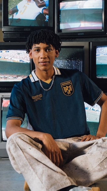 La versión azul de la indumentaria resalta el escudo federativo en tonos dorados, simbolizando la ambición de la selección en el Grupo L (Foto cortesía Telemetro).