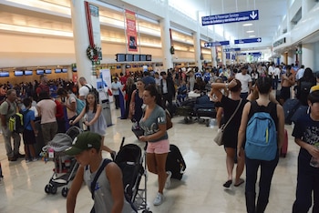 CANCÚN, QUINTANA ROO, 26DICIEMBRE2016.- El gobernador del estado Carlos Joaquín González recibió en el Aeropuerto Internacional de Cancún al pasajero 21 millones. La terminal se encuentra al tope de vacacionistas.
FOTO: ELIZABETH RUIZ /CUARTOSCURO.COM