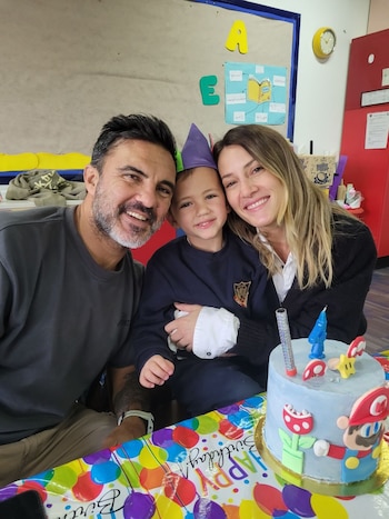 La fiesta de cumpleaños infantil incluyó decoración personalizada, tazas y lunch box elegidos por Luca, y momentos emotivos con maestras y compañeros