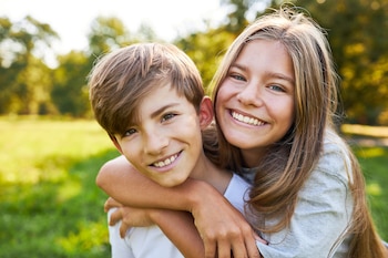 Hermanos (Adobe Stock)