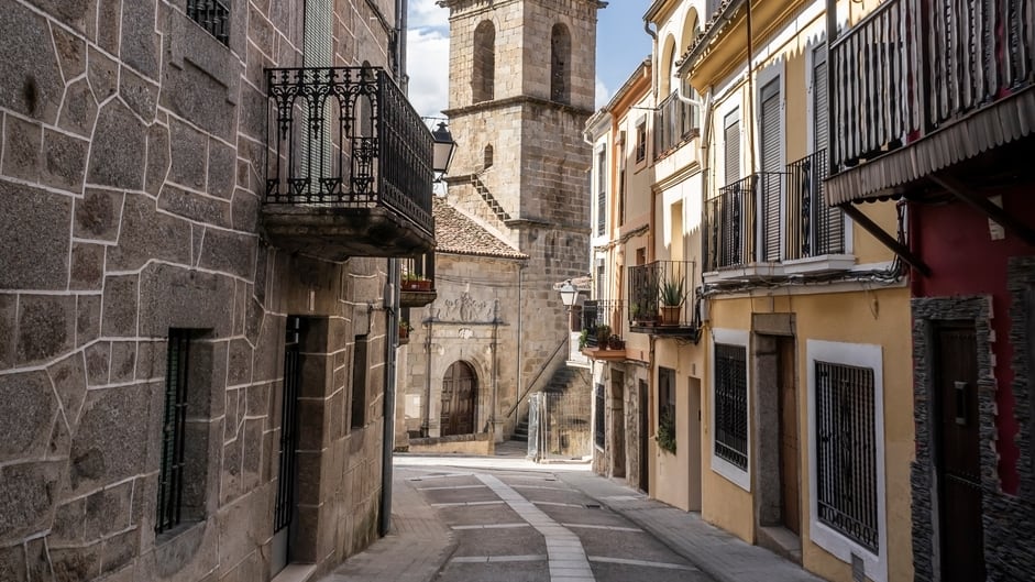 El Ayuntamiento de Mataró estudia acciones legales contra un pueblo extremeño que pagó cinco noches de hotel y el traslado hasta la ciudad de unos okupas