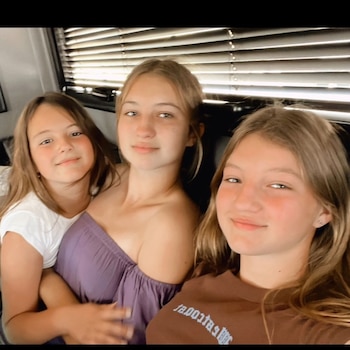 Indiana entre sus hermanas Sienna